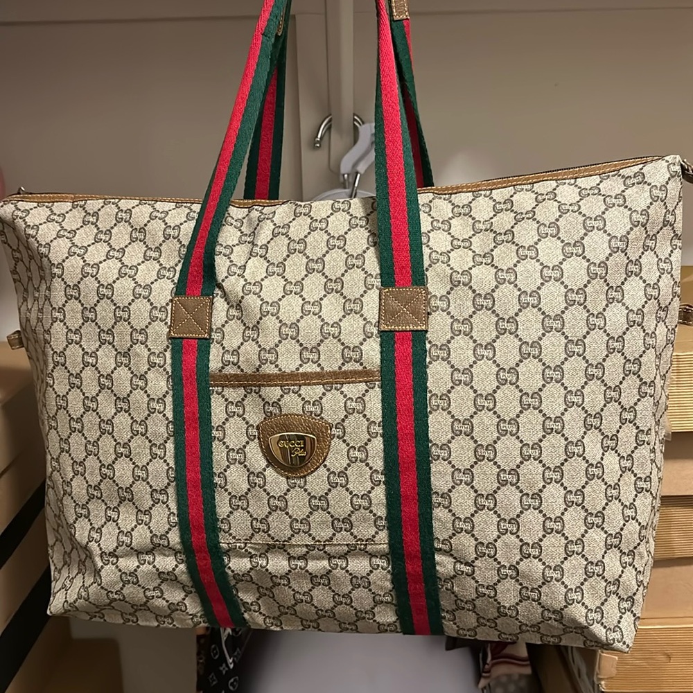 Authentic Gucci Duffle. 2 Call outs zipper pull is out but it still zip-pens..